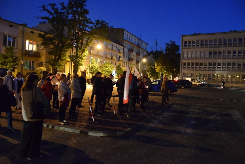 Pod częstochowskimi sądami sympatycy KOD i mieszkańcy miasta...