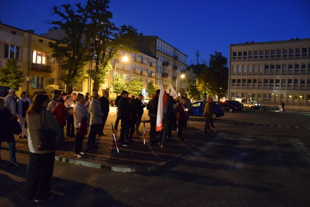 Pod częstochowskimi sądami sympatycy KOD i mieszkańcy miasta protestowali przeciw nowym ustawom w sprawie zmian w sądownictwie.