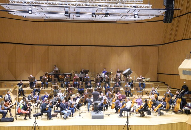 Próba orkiestry w nowym budynku Filharmonii Koszalińskiej.