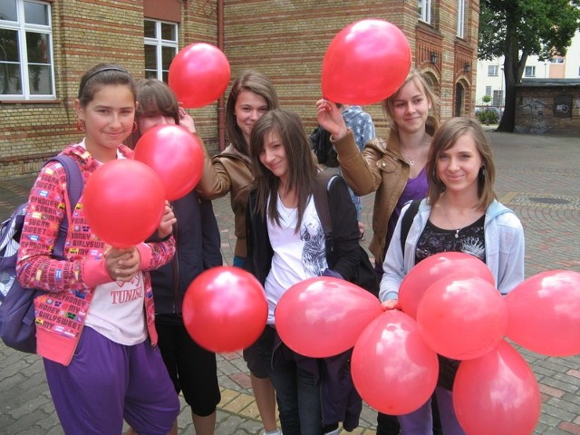 W piątek na dużej przerwie uczniowie wyszli przed szkołę, żeby wypuścić czerwone balony