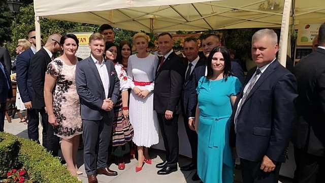 Rodzina Pysiaków, starosta Waldemar Trelka i wójt zakzrwa Leszek Margas w towarzystwie prezydenckiej pary.