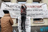 Pod budynkiem gdańskiego Prawa i Sprawiedliwości protest kobiet nie słabnie