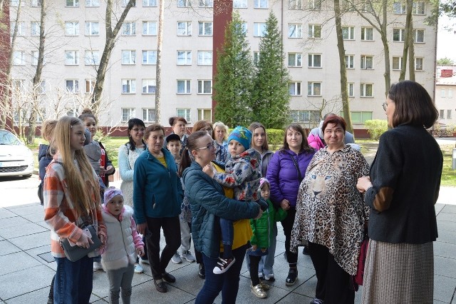 Ukraińskie rodziny na tle akademika Filii Katolickiego Uniwersytetu Lubelskiego w Stalowej Woli, gdzie mieszkają