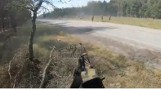 Wojna na Ukrainie. Ukraińscy żołnierze atakują pojazd rosyjskich najeźdźców. Nagranie jak z gry wideo 