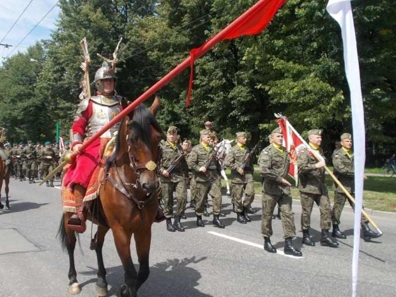 Wojskowa defilada ulicami Tychów [ZDJĘCIA]