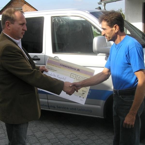 Krzysztof Hadelko otrzymał pieniądze na odbudowę domu. Przekazał mu je Roman Gruszka, przedstawiciel ALP.