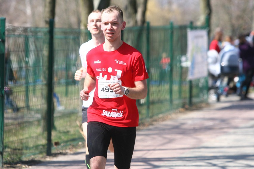 Biegli w niedzielę nad Zalewem Zemborzyckiem. To ostatni bieg z cyklu "Cztery Dychy do Maratonu" [DUŻO ZDJĘĆ]