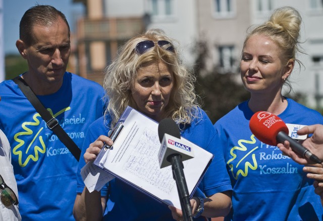 - Podpisy, które zbierzemy podczas festynu, dostarczymy przewodniczącemu Rady Miejskiej  - mówiła radna Anetta Urbaniak z klubu Koalicji Obywatelskiej, obok niej radna PiS Oliwia Skórka