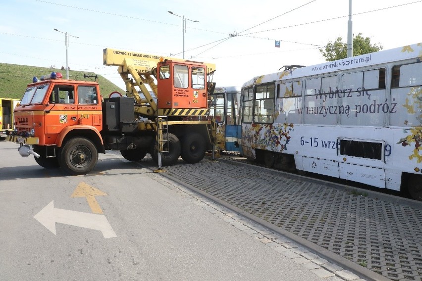 Wrocław: Wykolejenie tramwaju linii 4 na pętli Oporów [ZDJĘCIA]