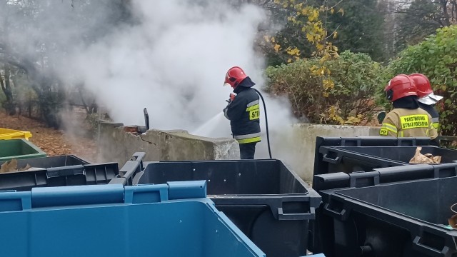 Gęsta chmura dymu unosiła się nad wrocławskim osiedlem Szczepin