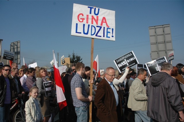 18.03 2012 gaj (gm. mogilany)..protest,blokada "zakopianki" mieszkancow gminy mogilany. 10 ofiar smiertelnych pochlonela droga przecinajacaq gmine. wielu rannych. mimo pism , apeli don zarzadcy drogi go ddia, brak reacji. brak bezpiecznych przejsc jesli nie bedzie odzewu blokady beda kontynulowane n/z :....fot. adam wojnar / polskapresse gazeta krakowska