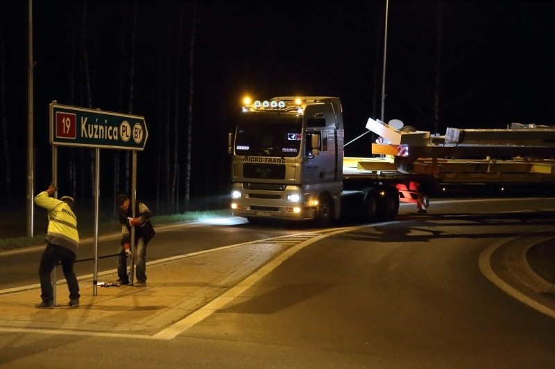 Ogromne dźwigary przetransportowane na stadion. To była spora operacja [FOTO]