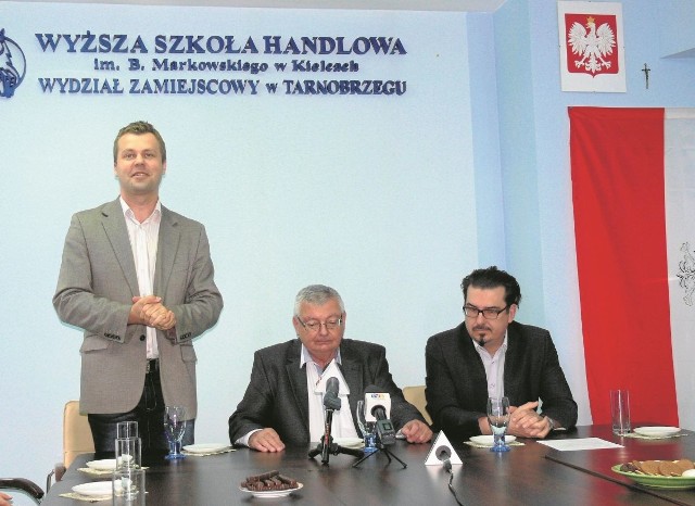 Od lewej rektor wydziału zamiejscowego Grzegorz Jakubowski, rektor Jan Waluszewski oraz Andrzej Kazanowski  z SAN w Łodzi