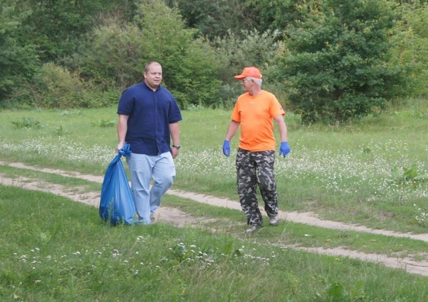 Wędkarze i pensjonariusze DPS sprzątali nabrzeże Narwi