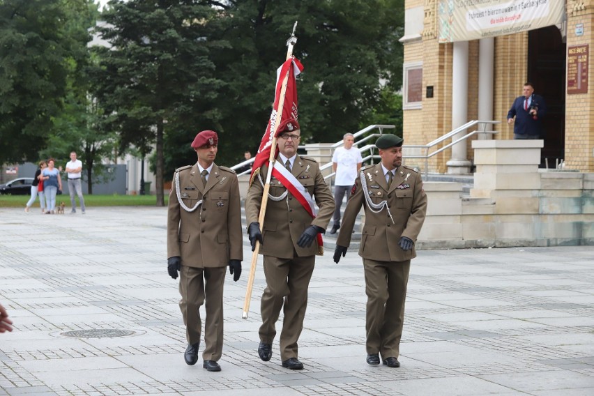 Mundurowi i cywile z Łodzi pobiegli do stolicy by uczcić rocznicę Powstania Warszawskiego