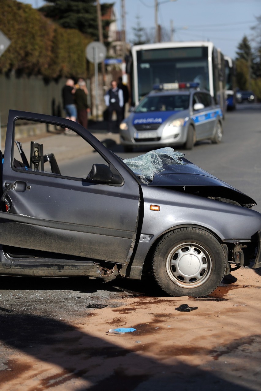 Kraków. Czołowe zderzenie autobusu MPK z osobówką. Cztery osoby odniosły obrażenia