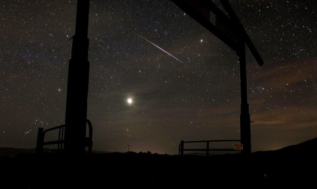 Perseidy czyli tzw. spadające gwiazdy to nic innego jak rój meteorów, który pojawia się w okresie letnim. Jednak najwięcej spadających gwiazd można będzie zaobserwować w sierpniu. Sprawdź kiedy dokładnie deszcz meteorytów zobaczyć będzie można na toruńskim niebie! W jakich miejscach w Toruniu najlepiej obserwować zjawisko Perseidów?  >>>KLIKNIJ W GALERIE>>>