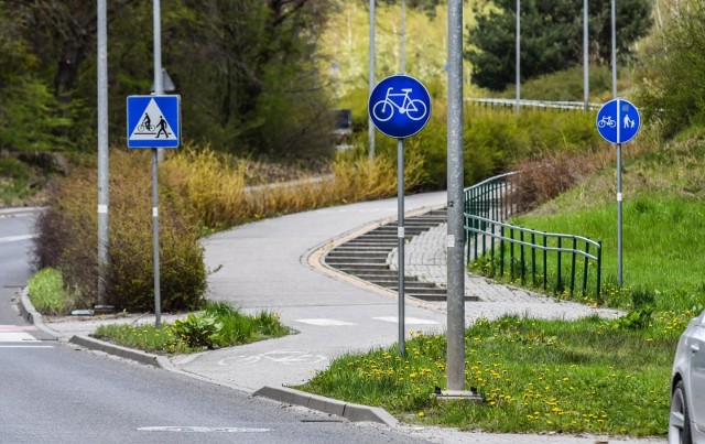 Jazda po chodnikuRowerzystom nie wolno poruszać się po chodnikach, jeżeli wzdłuż drogi wyznaczono ścieżkę rowerową. wyjątki: - jeśli rowerzysta ma pod opieką dziecko w wieku do 10 lat, które również kieruje rowerem;- jeśli szerokość chodnika wynosi przynajmniej 2 metry, a na sąsiadującej drodze jest ograniczenie prędkości powyżej 50 km/h i nie ma wydzielonego szlaku dla rowerów;- podczas niekorzystnych warunków pogodowychMandat od 50 do 350 zł