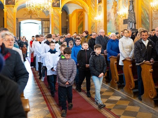 Liturgia Wielkiego Piątku w parafii świętych Apostołów Piotra i Pawła w Sędziszowie. Była pełna zadumy.