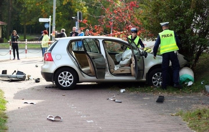 W Stalowej Woli kobieta „skosiła” volkswagenem golfem znak drogowy i sygnalizator świetlny (zdjęcia)