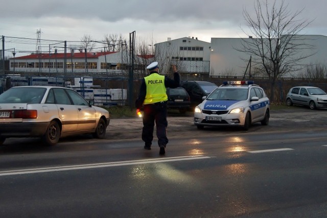 W piątek na ul. Poznańskiej w Słupsku doszło do kolizji. Kierujący osobowym Audi, włączając się do ruchu, nie ustąpił pierwszeństwa przejazdu, kierującemu Fiatem Punto. Doprowadził w ten sposób do kolizji, za co został ukarany mandatem karnym w wysokości 500 zł.