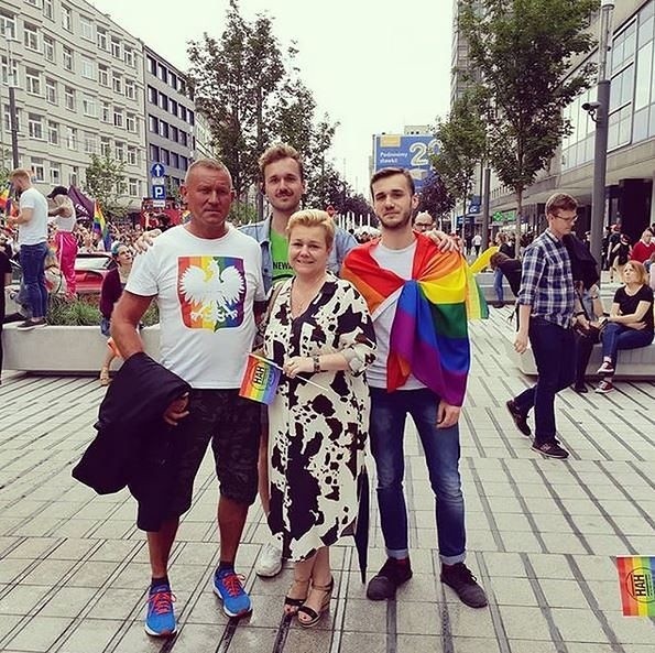 Zdjęcie prezesa Grupy Stonewall Mateusza Sulwińskiego z matką, dyrektorką szkoły, na marszu równości, załączono do listu