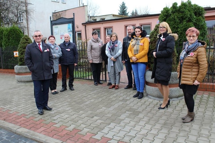 Sypniewo. Pracownicy urzędu gminy wspólnie z mieszkańcami odśpiewali Mazurka Dąbrowskiego, 8.11.2019