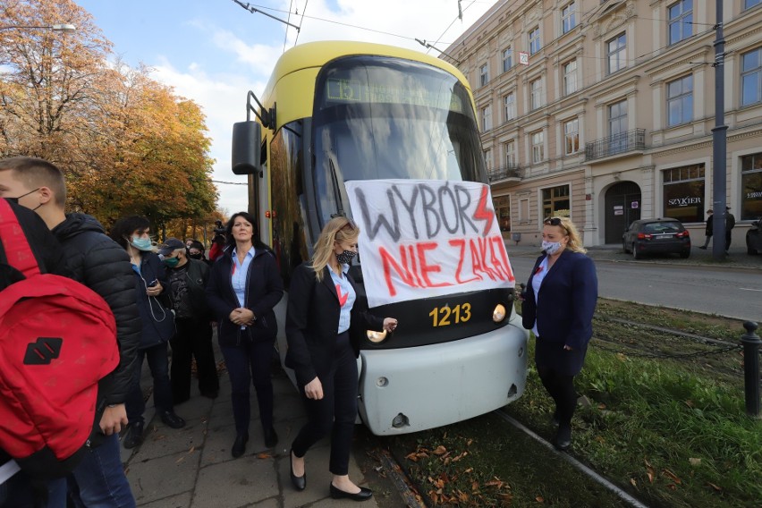 W sumie stanęło ok. 40 tramwajów, w różnych punktach Łodzi,...