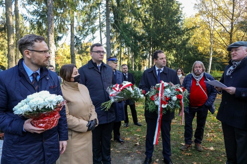 Uczcili pamięć zmarłych działaczy Związku Polaków w...