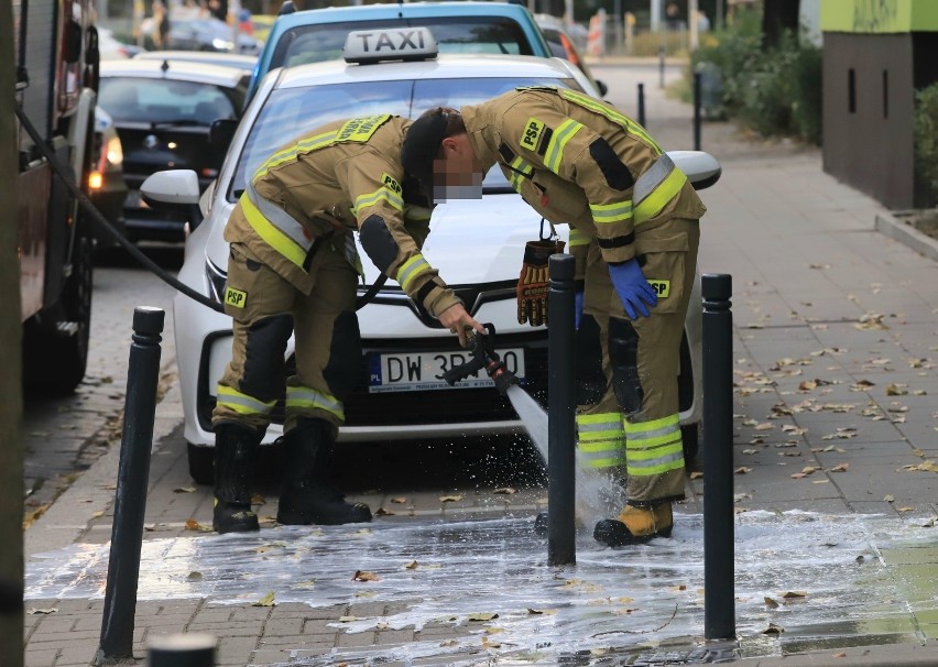 Ratownicy z pogotowia wezwali strażaków, by pomogli im...