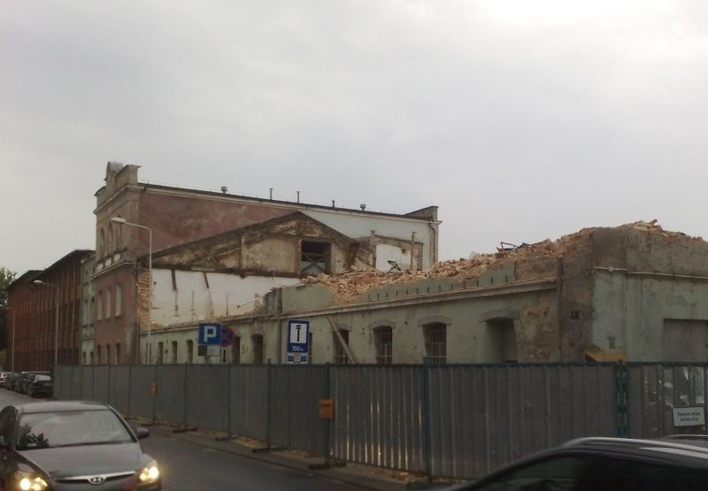 Częściowo zburzony budynek byłego Lumelu - poniedziałek, 9...