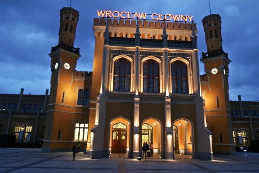 Dworzec Główny jak średniowieczny zamek (FILM I ZDJĘCIA)