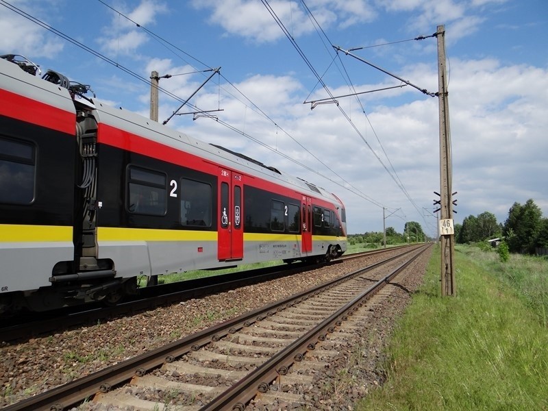 Wypadek na przejeździe kolejowym koło Zduńskiej Woli. Samochód wjechał pod pociąg ŁKA [ZDJĘCIA]