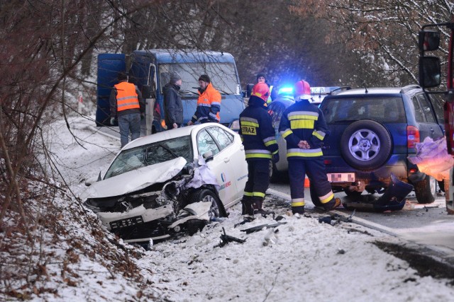Na DK 16 w miejscowości Kłódka (powiat grudziądzki) zderzyły się czołowo dwa samochody osobowe. Kobieta podróżująca jednym z samochodów została zabrana do szpitala. Ruch na miejscu wypadku odbywa się wahadłowo. Flesz - wypadki drogowe. Jak udzielić pierwszej pomocy?