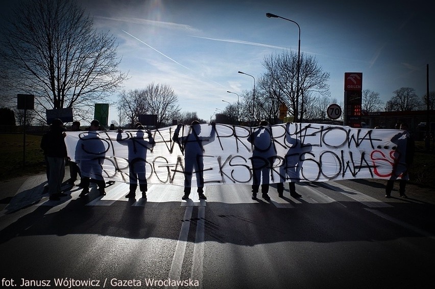 Mieszkańcy blokowali drogę Wrocław-Kłodzko, a kierowcy tirów autostradę (FILM, ZDJĘCIA)