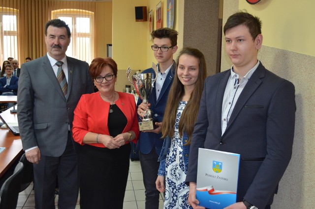 Podczas sesji Rady Powiatu w Żninie wręczono nagrody laureatom XVIII konkursu wiedzy o samorządzie terytorialnym.