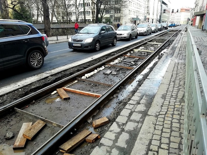 Ostatnia deska ratunku pod torowiskiem? MPK Wrocław: To rutynowy element naprawy