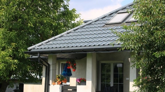 Blachodachówka Platinum na dachu domuPokrycie dachowe z blachodachówki PLATINUM HPS wygląda estetycznie i jest bardzo trwałe.