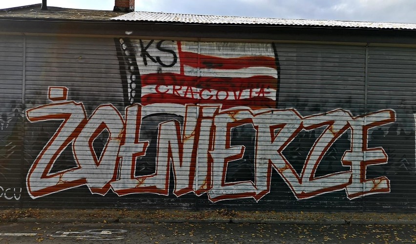 Kraków. Graffiti ku czci Żołnierzy Wyklętych wykonane przez kibiców Cracovii [ZDJĘCIA]
