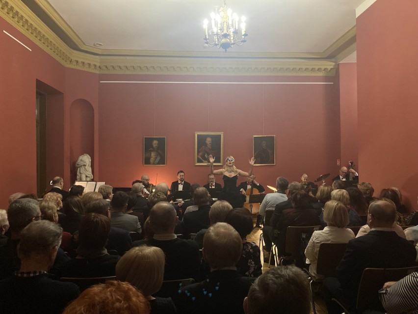 Koncert karnawałowy „Wielka sława to żart” w Pałacu Wielopolskich w Częstocicach. Wystąpił zespół Strauss Ensemble 