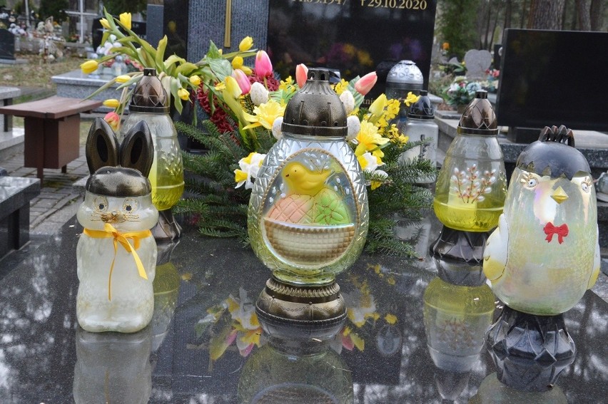 Jeden z nagrobków na cmentarzu komunalnym w Stalowej Woli