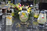 Wielkanocne znicze i kwiaty ozdobiły groby na cmentarzu w Stalowej Woli