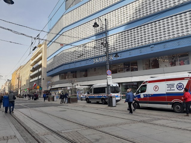 Na miejsce wezwano policję, karetkę oraz pogotowie gazowe. Dostęp do budynku został zablokowany, wokół Skarbka wytyczono taśmą policyjną strefę buforową.