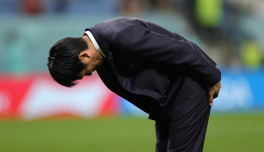 MŚ 2022. Piękny gest Hajime Moriyasu. Selekcjoner reprezentacji Japonii pokłonił się kibicom po odpadnięciu z turnieju
