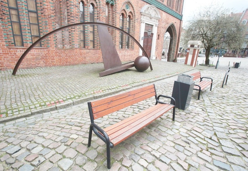 Szczecińska radna chce obrócenia ławek na Rynku Siennym tak, by móc podziwiać rzeźbę. Odpowiedź władz miasta