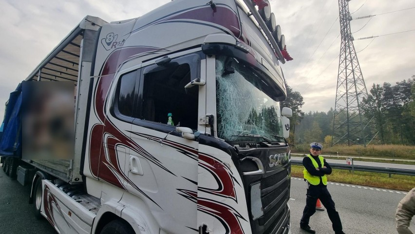 Dramatyczny wypadek na obwodnicy Kielc, na „siódemce” w Kostomłotach Pierwszych. Nie żyje kierowca ciężarówki potrącony przez ciężarówkę 