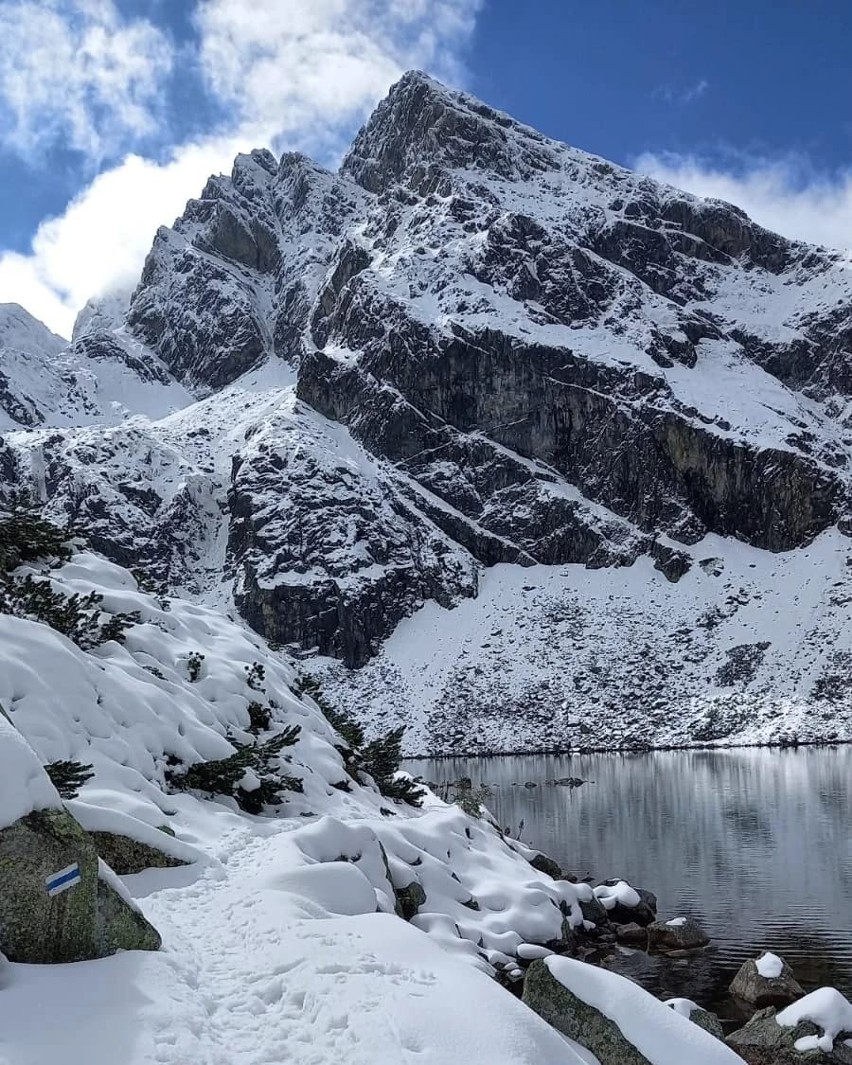 Tatry. W górach zima w pełni. Kto wybiera się w weekend na szlaki, musi uważać [ZDJĘCIA]