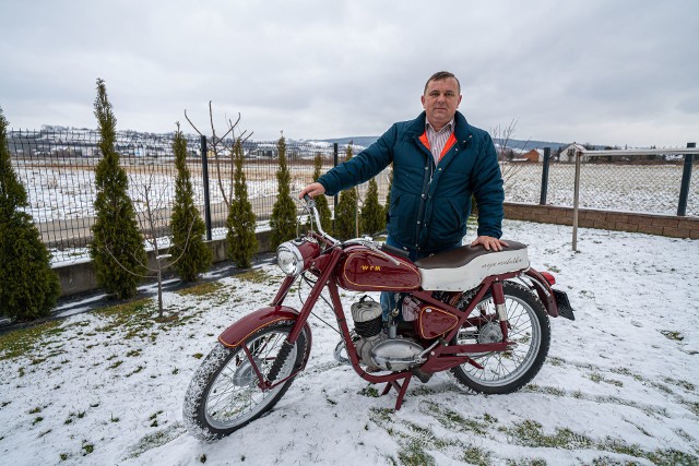 Jarosław Pawłowski przekazał na aukcję WOŚP piękny, zabytkowy motocykl WFM M06 S01 z 1963 roku. Jego cena to ponad 8 tys. złotych.