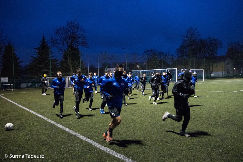 Piłkarze Błękitnych Stargard trenują na stadionie przy ulicy...