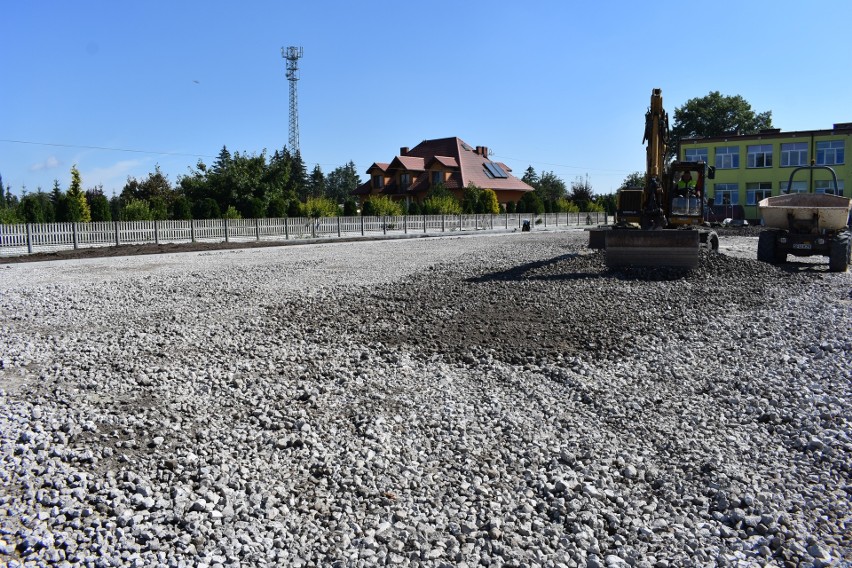Boisko przy szkole w Opatowcu przebudowane. Teraz będzie tam można grać i ćwiczyć nawet po zmroku [ZDJĘCIA] 